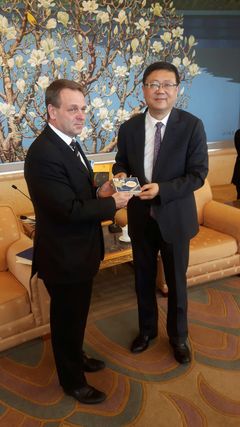 Helsingin pormestari Jan Vapaavuori ja Pekingin pormestarin Chen Jining tapasivat Pekingissä.