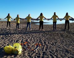 Nuoret ovat olleet ahkeria rantojen siivoajia. Kuva: Eeva Puustjärvi