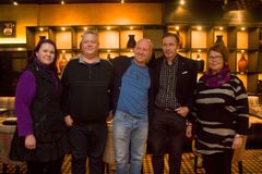 Martti Leppänen Suomen Parkinson-säätiön hallituksesta sekä Suomen Parkinson-liiton varapuheenjohtaja Ritva Roine olivat tempauksesta mielissään. Kuva: Ilmari Heinäjärvi, Third Point Photography