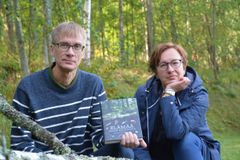 Jyväskylän yliopiston bio- ja ympäristötieteiden laitoksella työskentelevä Saana Kataja-aho on kirjoittanut tietokirjaan hyppyhäntäisistä ja Jari Haimi lieroista ja änkyrimadoista. Kuva: Jyväskylän yliopisto