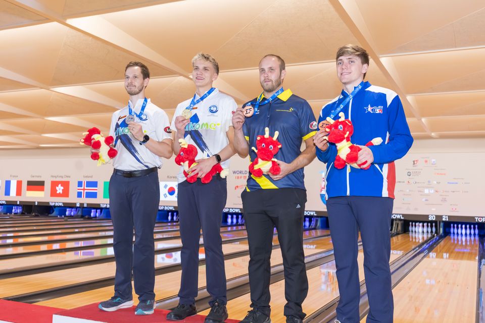 Luukas Väänänen ja mitalistit MM 2025