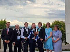 Suomen delegaatio IChO:n palkintojenjaon jälkeen. Vasemmalta Jukka Puumi, Kjell Knapas, Paulus Pöykkö, Severi Sulander, Nikolas Juhava, Aino Koskinen ja Juulia Talvitie. Severi Sulanderilla kädessään joukkueen maskotti. Kuva: joukkueen paikallinen opas.