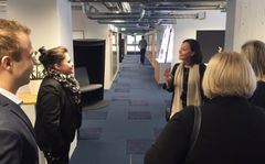 Ministeri Anne-Mari Virolainen tutustui Aalto Start-up Centerin toimintaan