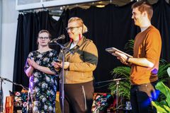 Infinen toimitusjohtaja Tiina Saukko julkistaa viime vuoden kilpailun voittajat, taustalla Jenni Heinonen ja Perttu Pölönen.