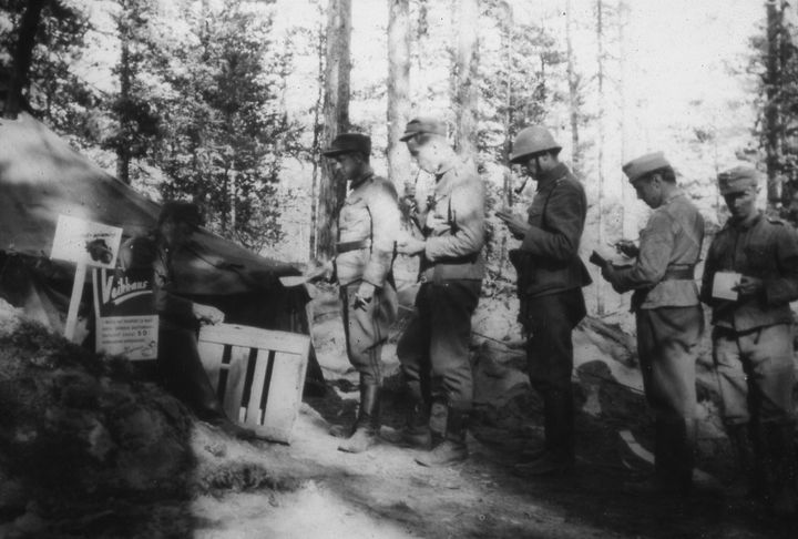 Vakiokuponkien jättöä rintamalla.