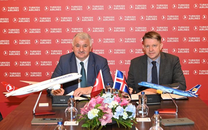 Turkish Airlinesin toimitusjohtaja Bilal Ekşi ja Icelandairin toimitusjohtaja Bogi Nils Bogason.