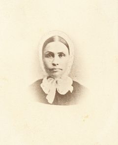 Sisar Amanda Cajander toimi Helsingin Diakonissalaitoksen ensimmäisenä johtajattarena 1867–1871. Hänet vihittiin diakonissaksi Pietarin Diakonissalaitoksessa 1866. Kuva: HDLA