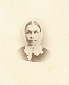 Sisar Amanda Cajander toimi Helsingin Diakonissalaitoksen ensimmäisenä johtajattarena 1867–1871. Hänet vihittiin diakonissaksi Pietarin Diakonissalaitoksessa 1866. Kuva: HDLA