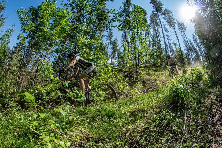 Jaama MTB:n 68 kilometrin voittaja, Imatran Urheilijoiden Iiro Sairanen ja kolmanneksi sijoittunut Joensuun Aki Kosunen. Kuva. J. Lautamatti.   