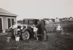 Jaakko Estola veljensä ja serkkunsa kanssa Keravalla 1920-luvulla. Jaakko on kuvassa vasemmalla. Kuva: Jaakko Estolan kotialbumi