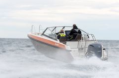 Buster is once again expanding its popular Magnum range of large cruisers with a new boat, the Buster Magnum E, which features eye-catching design and a fibreglass deck.
