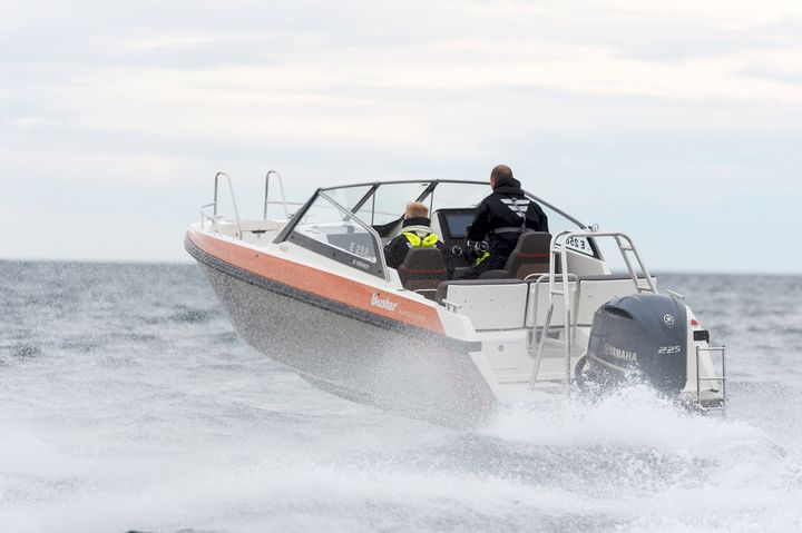 Buster is once again expanding its popular Magnum range of large cruisers with a new boat, the Buster Magnum E, which features eye-catching design and a fibreglass deck.