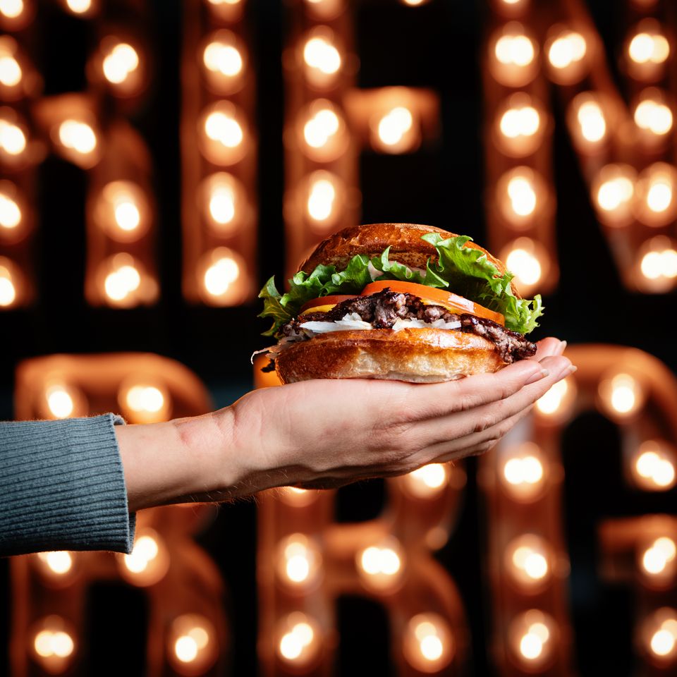 Friends & Brgrsin ravintola. Käsintehtyjä burgereita ja rentoa yhdessäoloa.