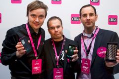 Managing Director Sami Aavikko from DNA Kauppa (left), CEO Tomi Pienimäki from Jolla and Business Director Cedric Kamtsan from DNA presented Jolla phones to media just before the selling started.