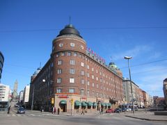 Arenan talon ilme koheni, kun ikkunoiden vanha ruutujako palautettiin onnistuneesti 2010-luvulla. 60- ja 70-luvuilla oli vaikea vaikuttaa ikkunamuutoksiin arkkitehtonisin tai kaupunkikuvallisin perustein. Kuva: Helsingin rakennusvalvonta.