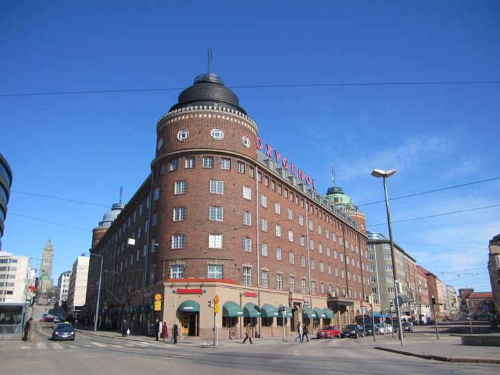 Arenan talon ilme koheni, kun ikkunoiden vanha ruutujako palautettiin onnistuneesti 2010-luvulla. 60- ja 70-luvuilla oli vaikea vaikuttaa ikkunamuutoksiin arkkitehtonisin tai kaupunkikuvallisin perustein. Kuva: Helsingin rakennusvalvonta.
