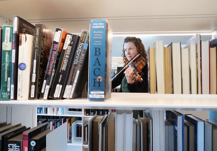 Turnén gör kammarmusikkonserterna lätt tillgängliga för helsingforsarna på det egna hembiblioteket.  Foto: Maarit Kytöharju - Helsingfors stad.