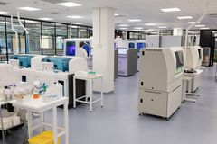 Laboratorioissa käytettävä uusi automatiikka nopeuttaa tulosten saamista ja lyhytkestoiset verivalmisteet saadaan nopeammin potilaille.