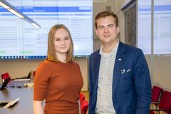 Tammikuusta 2019 lähtien Helsingin nuorisoneuvoston jäsenillä on kokeiluluontoisena käynnissä läsnäolo- ja puheoikeus kaikissa Helsingin kaupungin toimialalautakunnissa. Kulttuuri- ja vapaa-aikalautakunnan kokouksissa nuorisoneuvostoa edustaa Sigrid Autio (kuvassa vasemmalla), joka osallistui kokoukseen ensi kertaa tiistaina 26.2. Hänen lautakuntakummeinaan toimivat Mari Holopainen (Vihr.) ja Otto Meri (Kok., kuvassa oikealla). Kuva: Maarit Hohteri