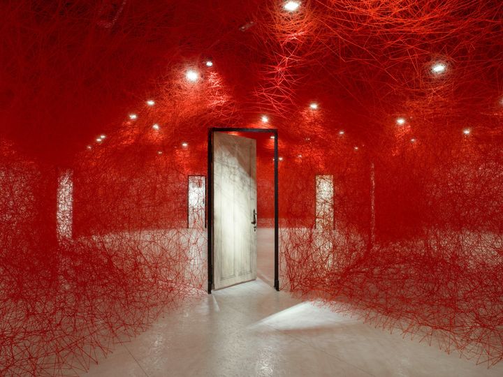 Chiharu Shiota,  Gränsöverskridande (Tracing Boundaries), 2021. © Paula Virta / EMMA – Esbo moderna konstmuseum.