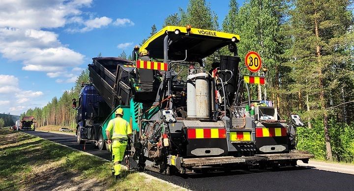 Päällystetyn tieverkon ylläpitotyöt muodostuvat teiden uudelleen päällystystöistä, päällysteiden paikkauksista sekä tiemerkintöjen kunnostamisesta.