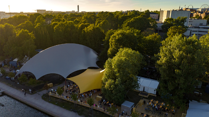 Juhlaviikkojen palvelupiste on auki Huvilanrannassa koko festivaalikeskuksen aukiolon ajan. Kuva: SkyPro