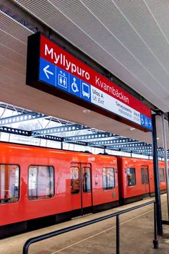 Uusia opasteita Myllypuron metroasemalla. Kuva: HKL/Miska Engström