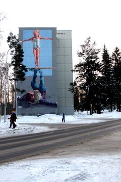 Fintan Mageen seinämaalaus Kontulankaari 11:ssä valmistui viime vuonna, Kaisa Karvinen.