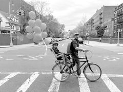 Rosen ja hänen poikansa Brooklynissä 2018. Kuva Jody Rosenin kotialbumista kirjassa Pyöräilyn lumo ja sen historia
