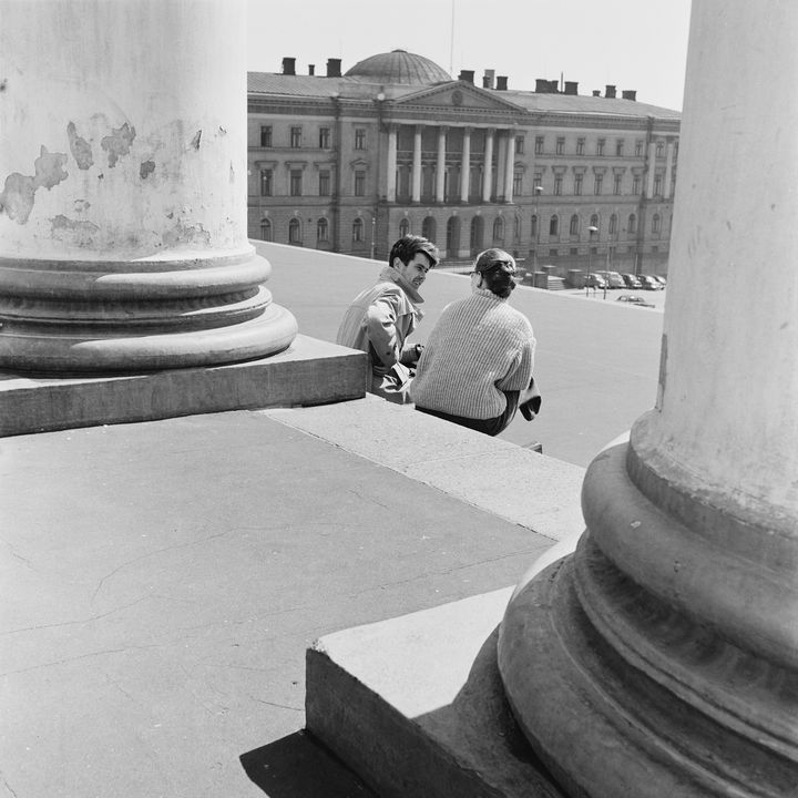 Nuoripari Tuomiokirkon portailla vuonna 1960. Kuva: Helsingin kaupunginmuseo / Volker von Bonin