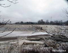 Lapväärtinjoella jäät liikkuvat 29.3.2021. Kuvaaja: Niklas Brandt.