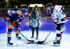 Tampereen jääkiekkojoukkueet ja lentoliikenne tekevät markkinointiyhteistyötä. Kuvassa kiekon pudottaa Tampereen lentoliikenteen kehitysjohtaja Marja Aalto. Kuva: Tappara