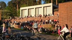 Yleisöä kerääntyneenä arkkitehti Alvar Aallon suunnitteleman kokoustila Lyhdyn terassimuureille kuuntelemaan musiikkia. 
Kuva: Pirjo Vuorinen