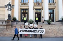 Terapiatakuu-kampanjan aktiiveja Säätytalon edessä hallitusneuvottelujen aikana.