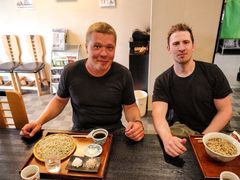 Tomi Lukkaroinen (oikealla) päätti lähteä pienelle kävelylle Japaniin yhdessä kaverinsa Pekka Pönkäsen kanssa. Kuva: Tomi Lukkaroinen