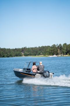 Alla fyra versionerna av Buster S bygger på samma 4,43 meter långa och 1,82 meter breda skrov. Bredden på skrovet har utnyttjats till max interiört, vilket ger mycket funktionellt utrymme. Båtens lastkapacitet är inte mindre än 430 kilo, så även en tyngre last kan bäras utan att det påverkar prestandan eller säkerheten.