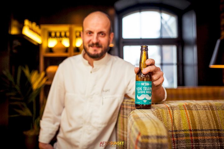 Keittiömestari Hans Välimäki ja Von Trappe Saison Brune -uutuusolut. Kuva: Jonathan Melartin