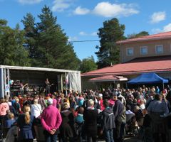 Kuivaniemen kesäfestarit ovat kaikille avoin tilaisuus. Kuva viime vuodelta, jolloin Frederik esiintyi.