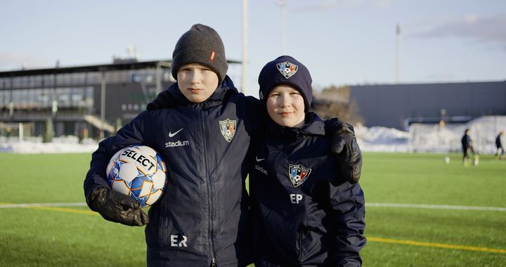 Turkulainen jalkapalloseura on yksi suurista suomalaisista urheiluseuroista, joka ottaa käyttöönsä Nuori mieli urheilussa -toimintatapoja valmennukseen.
Kuvassa Eemil Rauhala ja Edvard Pukki, 2011-syntyneiden ikäluokasta. Kuva: FC Inter Turku.