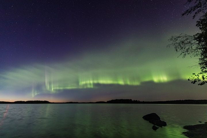 Dyyni-revontulessa näkyy vihertävä, tasainen aaltokuvio, kuin raidallinen pilviharso tai dyynit hiekkarannalla. Ilmiö kuvattiin samaan aikaan sekä Laitilasta että Ruovedeltä. Kuva: Kari Saari