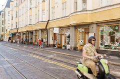 Kesäistä tunnelmaa Fredrikinkadulla. Kuva: Kuvatoimisto Kuvio Oy
