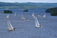 Motonet Päijännepurjehdus käytiin reippaassa sivutuulessa. Kärkistensalmen kapeikosta luovittiin hetki kohti Korpilahtea, kunnes reitti kääntyi sivutuulessa kohti etelää ja Padasjokea. Kuva: Magda Dolecka.