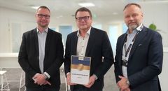 Tunnustuksen vastaanottivat Fesconin toimitusjohtaja Kimmo Peltola (kesk. ja liiketoimintajohtaja Heikki Rämö (vas.).
Stark Suomen hankintajohtaja Jari Tuomikoski (oik.) kertoi valinnan perusteiksi liiketoiminnalliset ja laadulliset kriteerit sekä sitoutumisen yhteisiin tavoitteisiin.