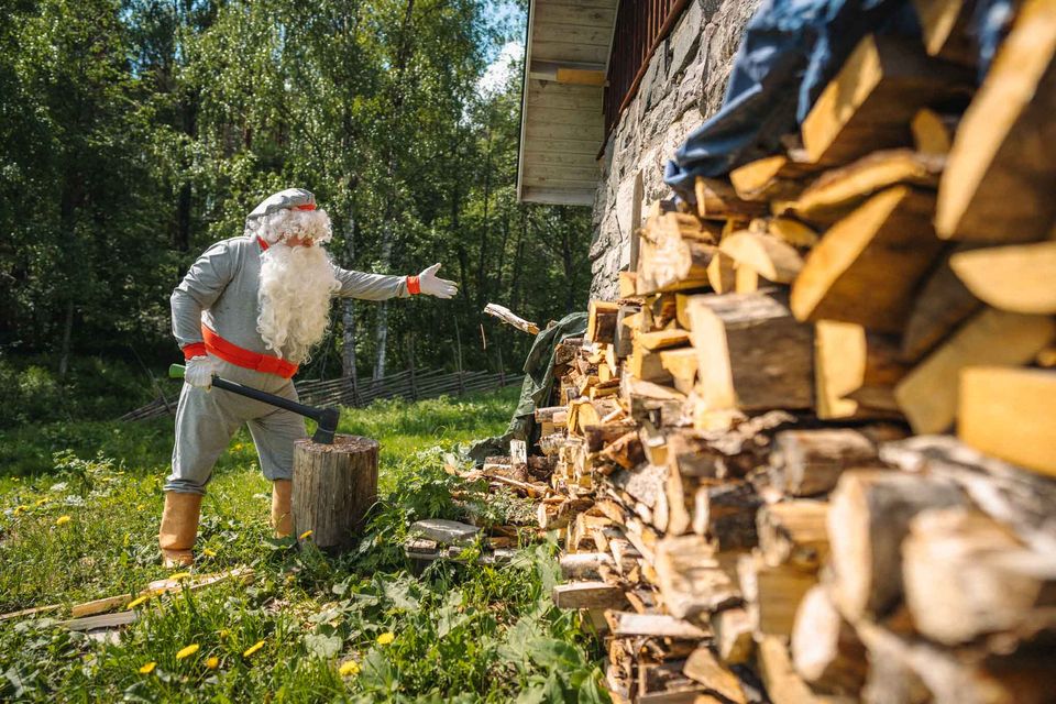Joulupukki kirveen kanssa 