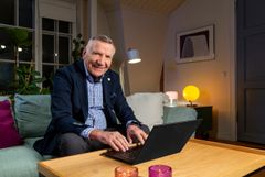 84-vuotias laulaja Eino Grön kannustaa ikääntyneitä tutustumaan uuteen valtakunnalliseen digikulttuuripalveluun, Lämpiöön. Kuva: Maarit Hohteri