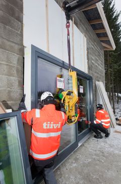 Valtavat, lähes 10 neliömetrin kokoiset, maisemaikkunat voivat painaa jopa 400 kiloa.