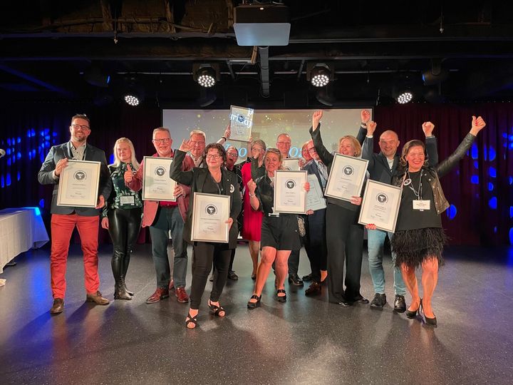 Palkitut yrittäjäyhdistykset ja toimialajärjestö Vaikuttajafoorumissa Silja Europalla 23.4.2022. Kuva: Yrittäjämediat / Mikko Heino