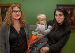 Sinebrychoffin taidemuseon 50 000:s kävijä 2016 Tekla Valy poikansa Noan kanssa. Vieressä museonjohtaja Kirsi Eskelinen.