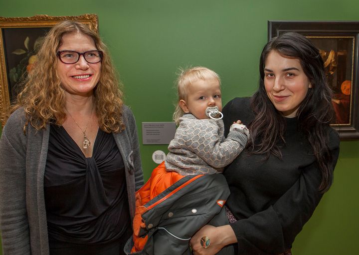 Sinebrychoffin taidemuseon 50 000:s kävijä 2016 Tekla Valy poikansa Noan kanssa. Vieressä museonjohtaja Kirsi Eskelinen.