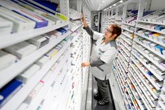 Lääkkeitä apteekin varastoautomaatissa. Apteekkien edistykselliset logistiset ratkaisut laajenevat nyt myös kotiinkuljetuspalveluihin. Julkaisuvapaa kuva / Mikko Käkelä